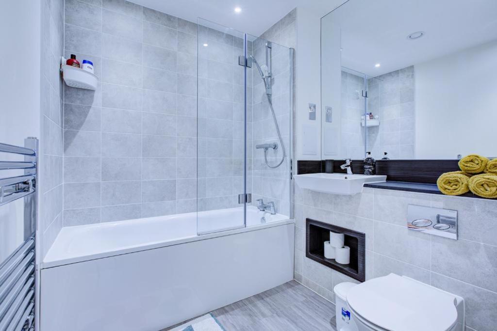 شقة Luxury 2 Bed Flat In A New Block In East Acton لندن المظهر الخارجي الصورة